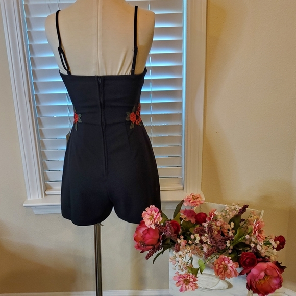 Black with Red Roses short Jumpier - Picture 2 of 12